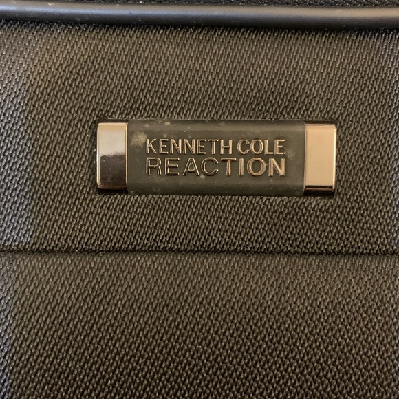 Kenneth Cole Reaction Crossbody Case - Picture 5 of 15